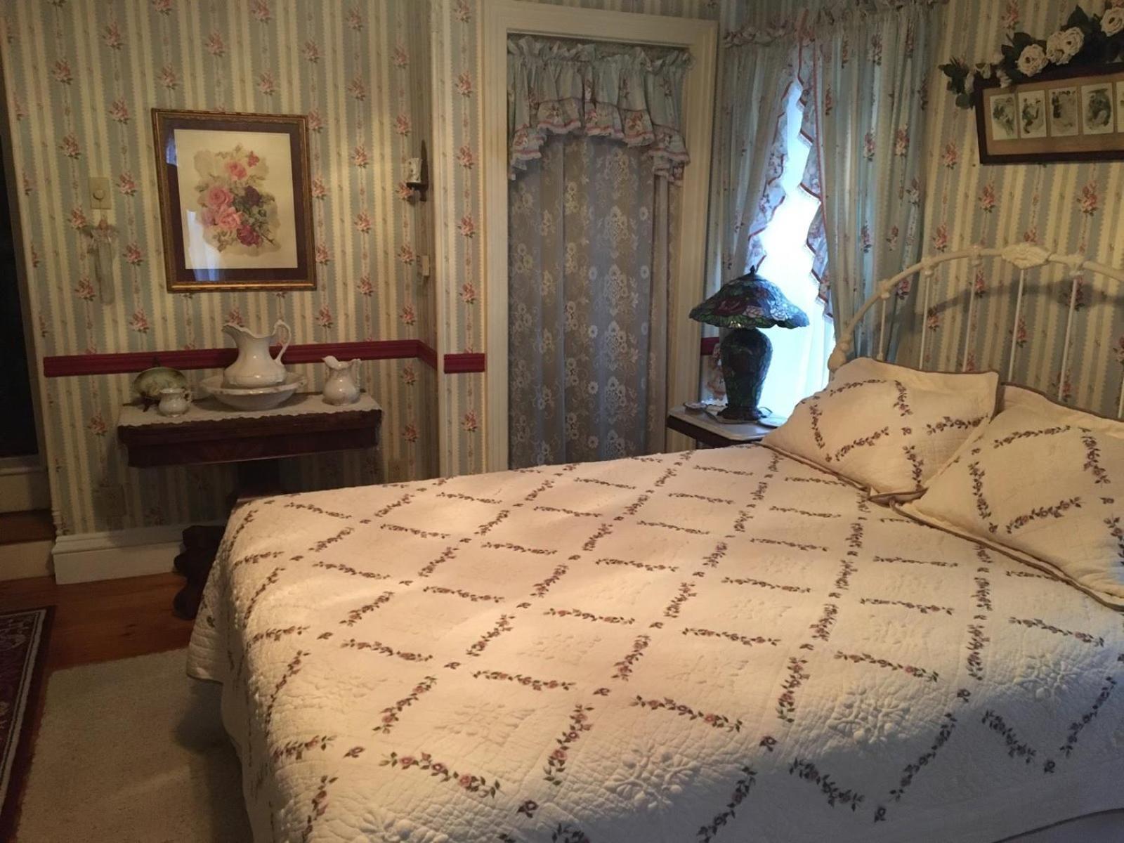 Raindrops On Roses Bed & Breakfast Herkimer Exteriér fotografie